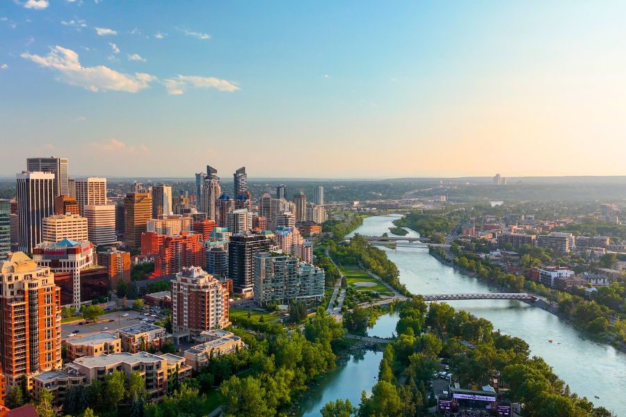 How to Choose the Right Vehicle for Exploring Calgary and Alberta’s National Parks