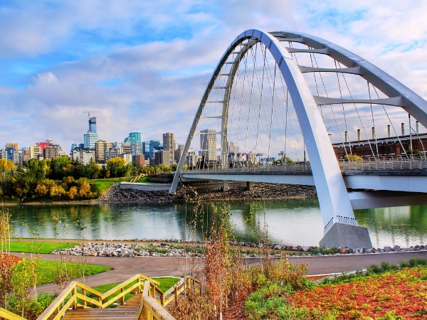 Edmonton Car Rental for City Highlights and Scenic Drives